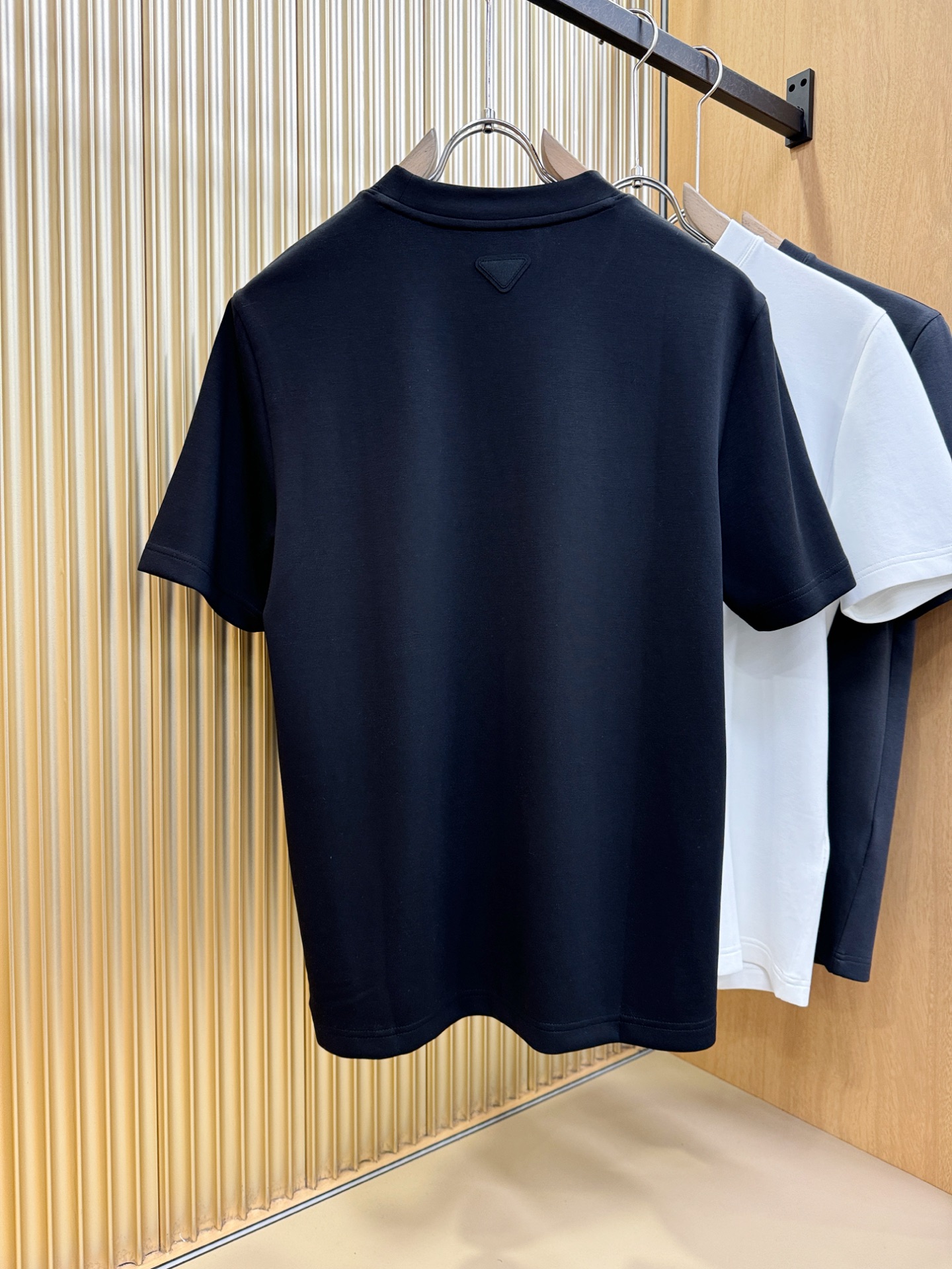 PRADA 普拉达 顶级品质 2025秋冬新品短袖！原版定制面料，手感柔软。顶级进口私货，时尚设计潮流羊