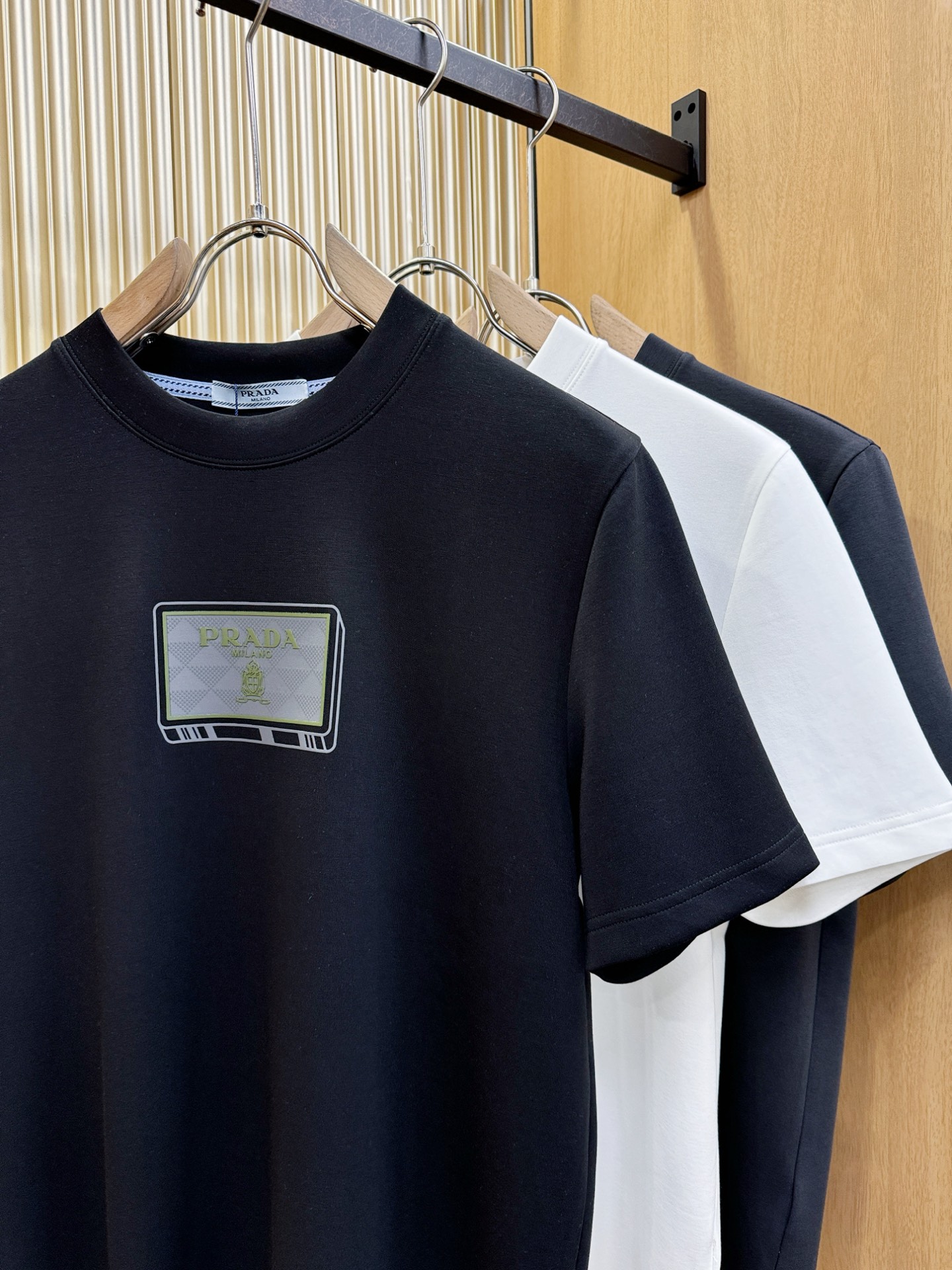 PRADA 普拉达 顶级品质 2025秋冬新品短袖！原版定制面料，手感柔软。顶级进口私货，时尚设计潮流羊