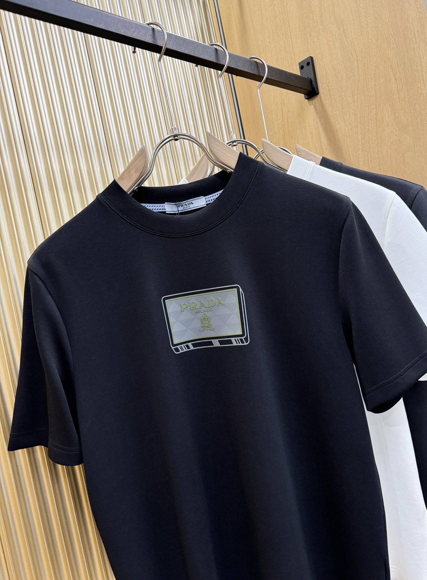 PRADA 普拉达 顶级品质 2025秋冬新品短袖！原版定制面料，手感柔软。顶级进口私货，时尚设计潮流羊