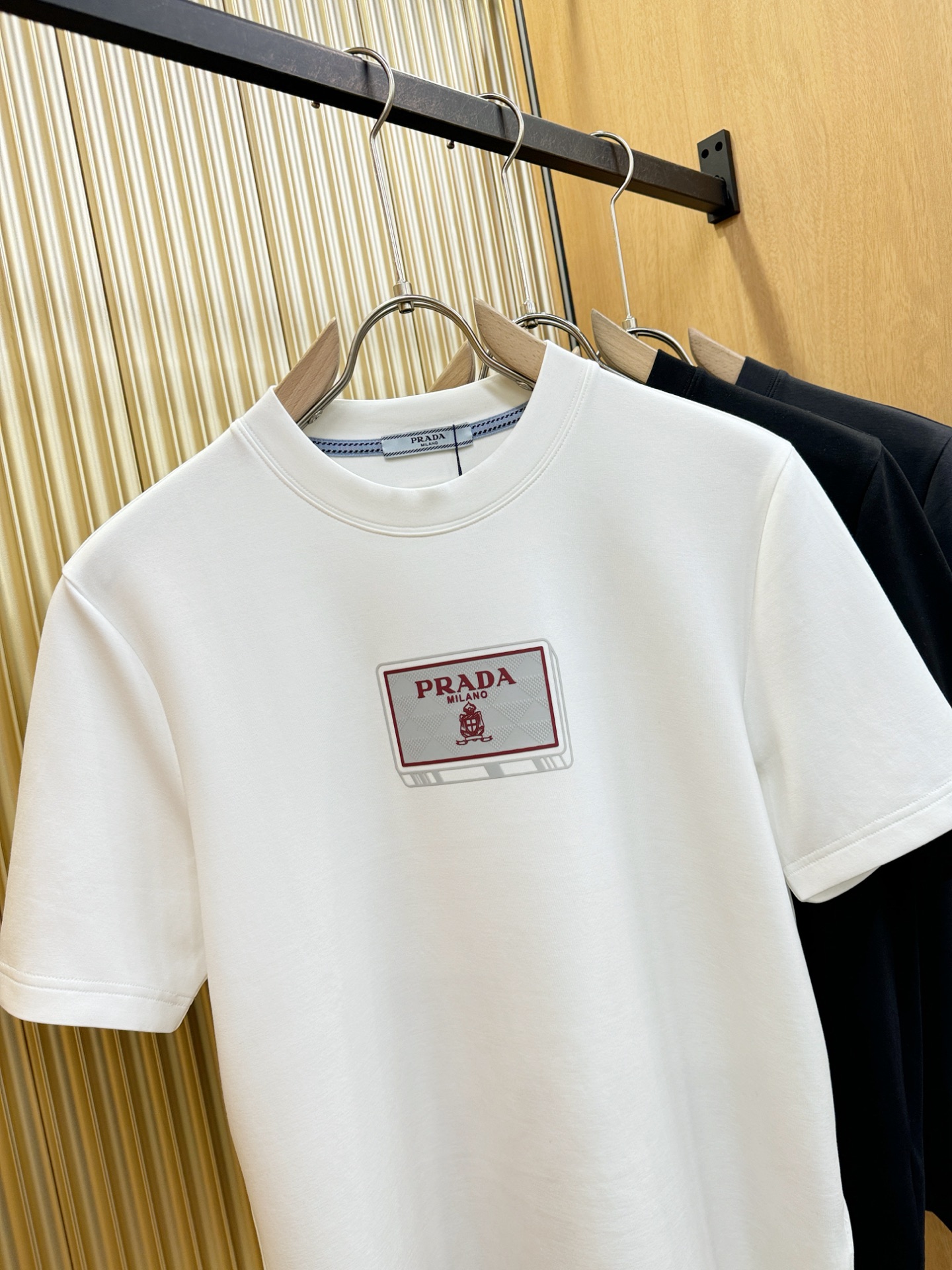 PRADA 普拉达 顶级品质 2025秋冬新品短袖！原版定制面料，手感柔软。顶级进口私货，时尚设计潮流羊