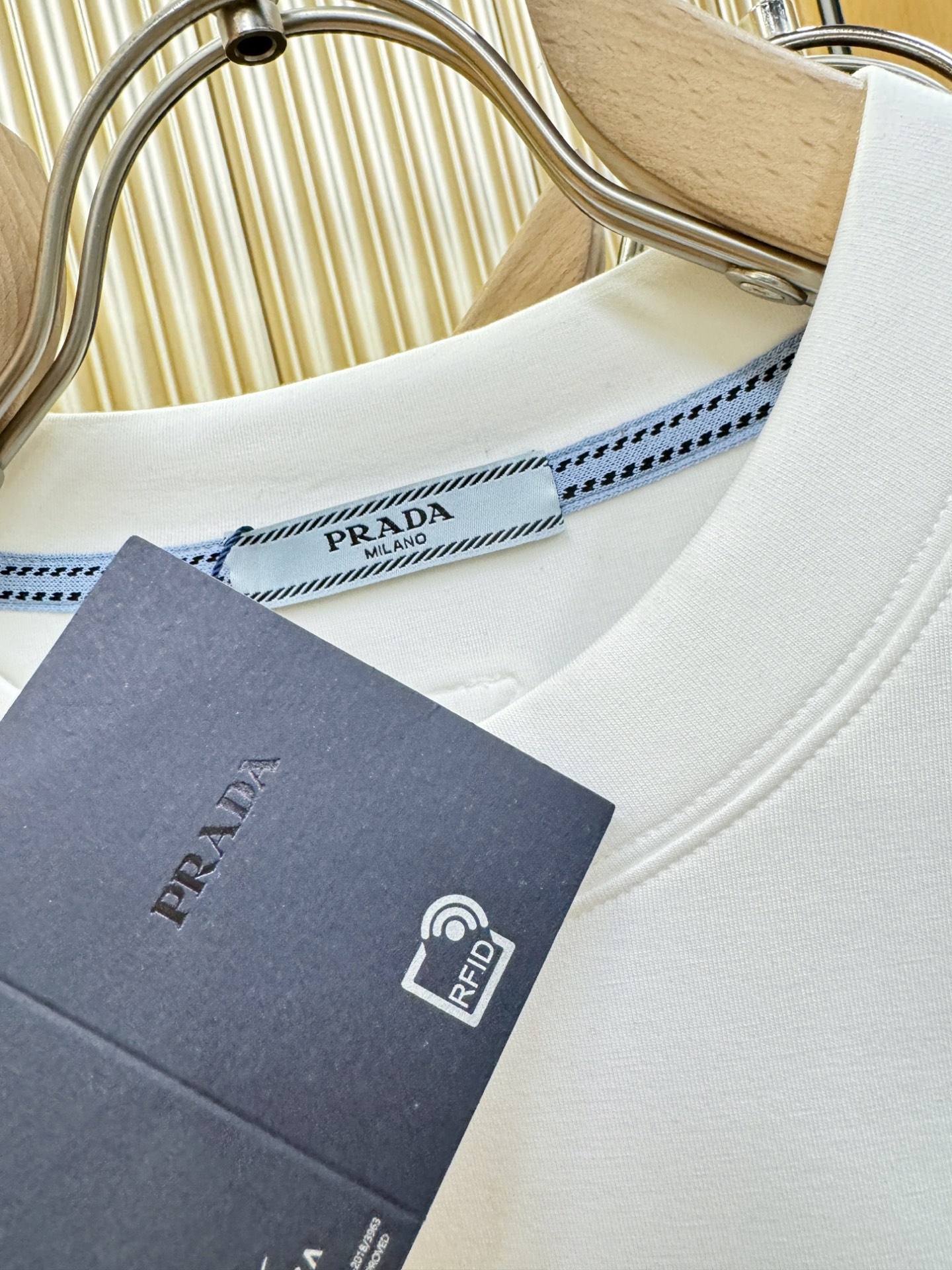 PRADA 普拉达 顶级品质 2025秋冬新品短袖！原版定制面料，手感柔软。顶级进口私货，时尚设计潮流羊