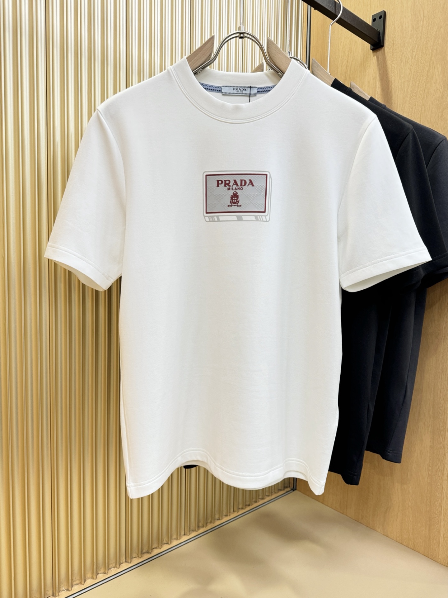 PRADA 普拉达 顶级品质 2025秋冬新品短袖！原版定制面料，手感柔软。顶级进口私货，时尚设计潮流羊