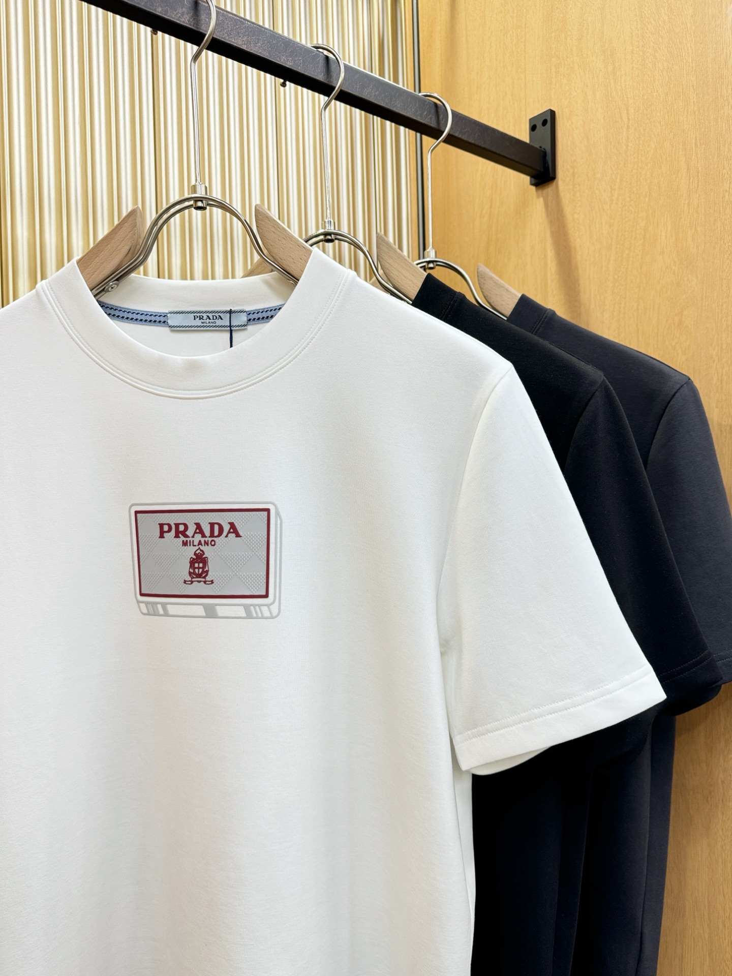 PRADA 普拉达 顶级品质 2025秋冬新品短袖！原版定制面料，手感柔软。顶级进口私货，时尚设计潮流羊