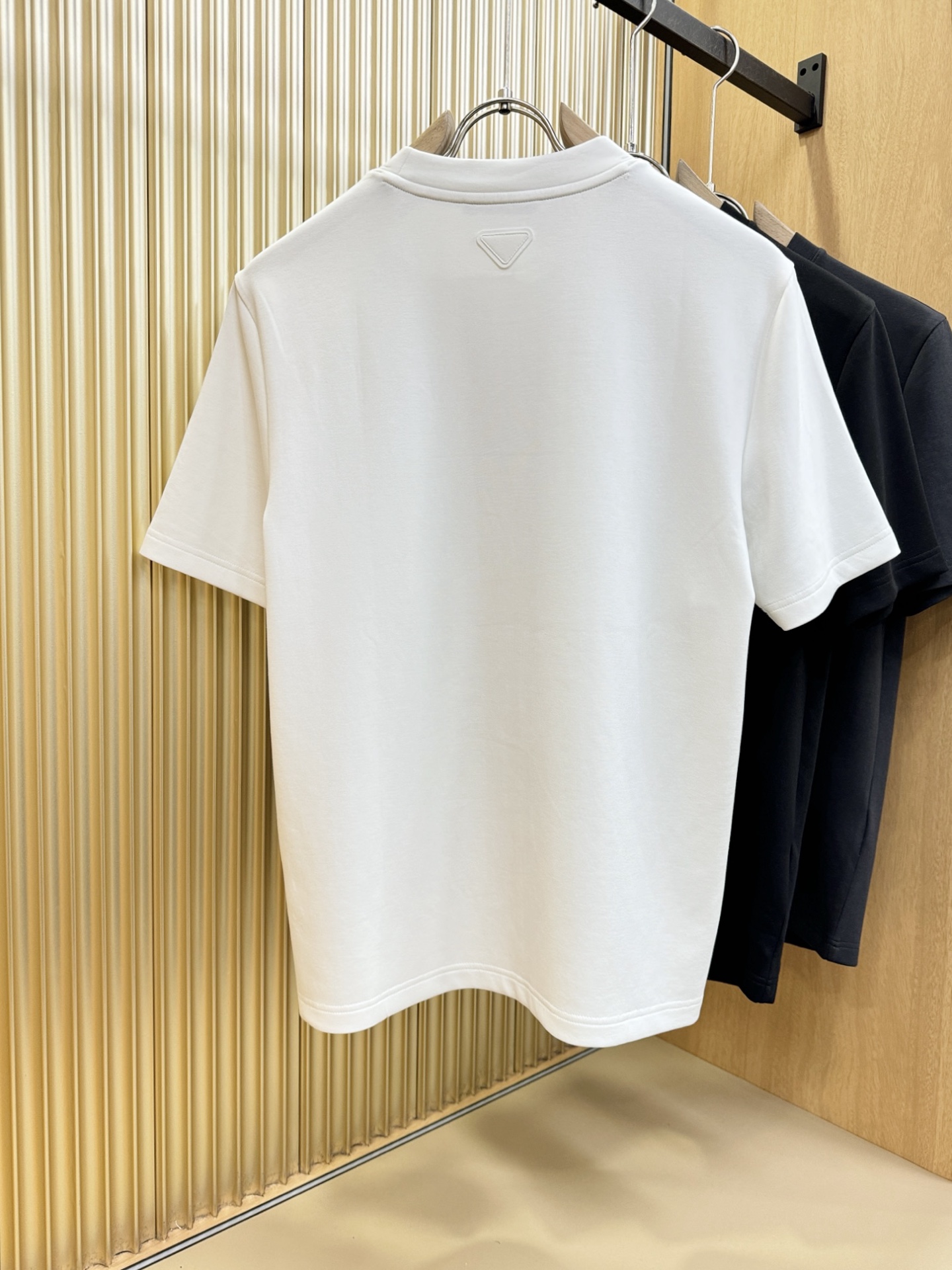 PRADA 普拉达 顶级品质 2025秋冬新品短袖！原版定制面料，手感柔软。顶级进口私货，时尚设计潮流羊