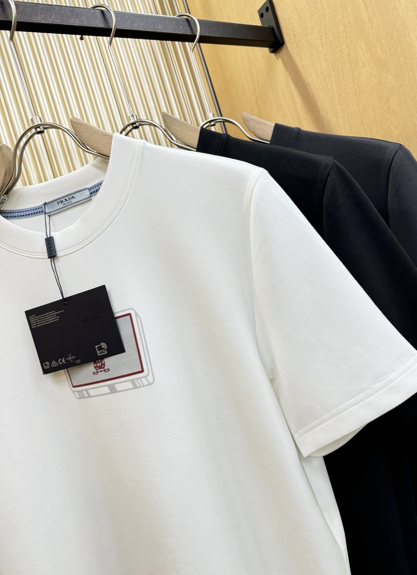 PRADA 普拉达 顶级品质 2025秋冬新品短袖！原版定制面料，手感柔软。顶级进口私货，时尚设计潮流羊