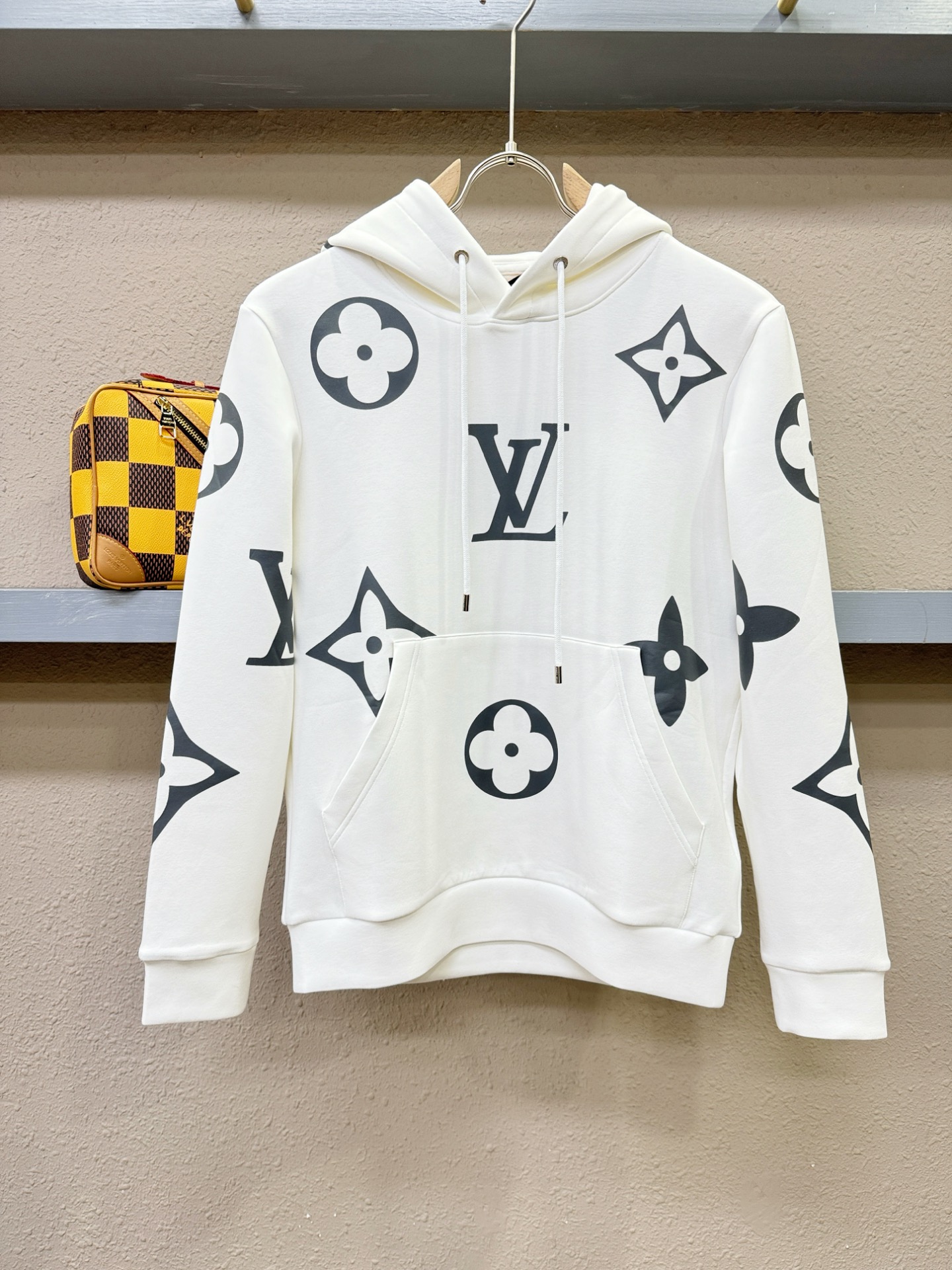 NO:527638,LV Louis Vuitton ss autumn new product, hooded long-sleeved sweatshirt, classic logo design, versatile style, released simultaneously on the official website. Customized fabrics are soft and delicate, with a high skin-friendly feel, perfectly interpreting the brand's fashion trend!  Men’s wardrobe are indispensable, and they are low-key designs and must-haves. Dears, please buy them quickly!  S-XL, louis vuitton, louis vuitton, hoodie, sweatshirts, hats, alexander wang19860909LV路易威登 ss秋季新品 连帽长袖卫衣,经典Logo设计,百搭款 官网同步发售 定制面料,柔软细腻,亲肤感极高,完美诠释出品牌的时尚潮流！男人的衣柜都少不了基础 是低调的设计 必备款,亲们赶紧入手！码数S-XL,,louis vuitton,louis vuitton,hoodie,sweatshirts,hats,alexander wang,Men's clothing