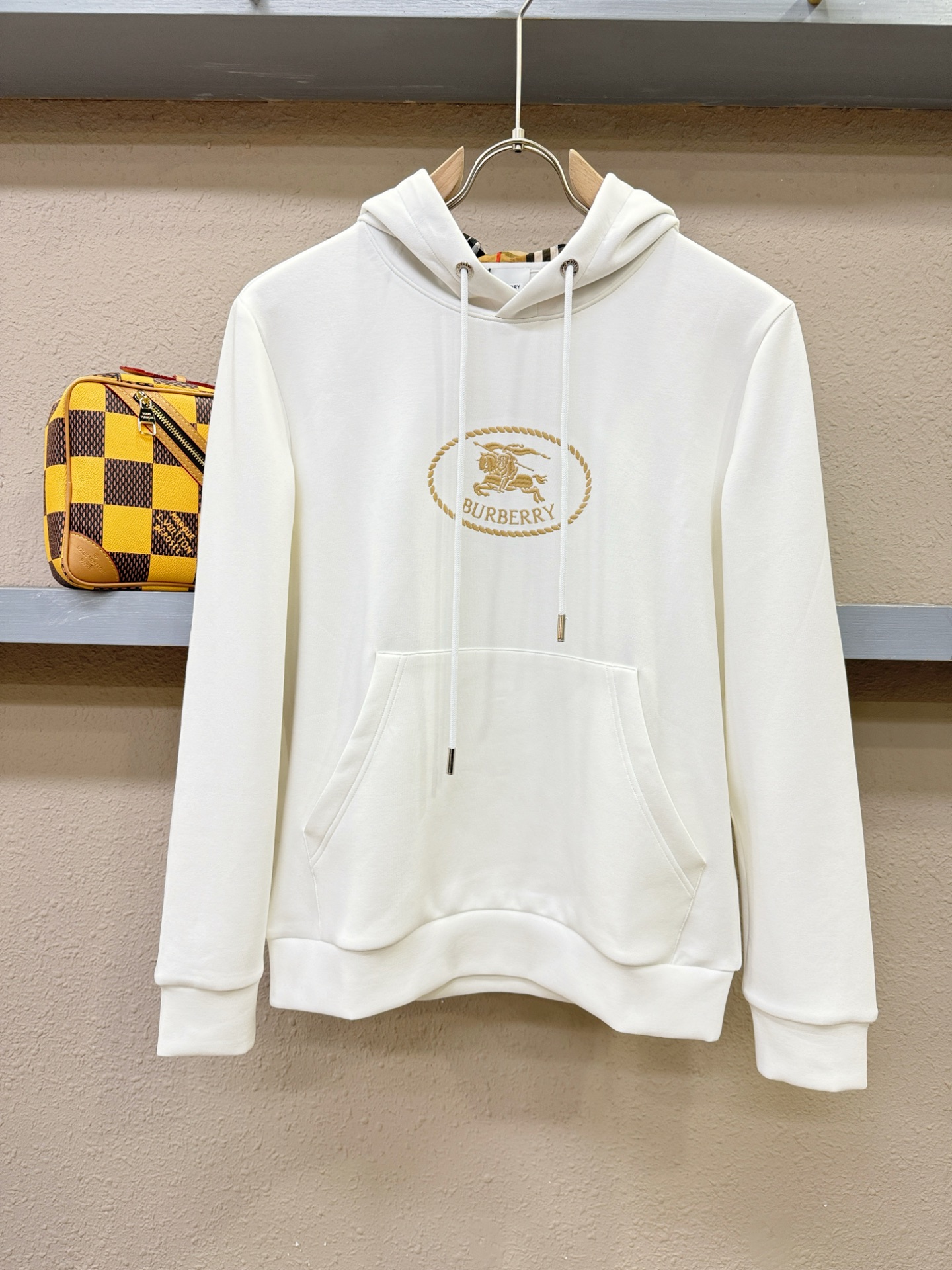 NO:527641,BURBERRY ss autumn new product, long-sleeved hooded sweatshirt, classic logo design, versatile style, released simultaneously on the official website. Customized fabrics are soft and delicate, with a high skin-friendly feel, perfectly interpreting the brand's fashion trend!  Men’s wardrobe are indispensable, and they are low-key designs and must-haves. Dears, please buy them quickly!  S-XL, burberry, burberry, hoodie, sweatshirts, hats, alexander wang19860909BURBERRY巴宝莉 ss秋季新品 长袖连帽卫衣,经典Logo设计,百搭款 官网同步发售 定制面料,柔软细腻,亲肤感极高,完美诠释出品牌的时尚潮流！男人的衣柜都少不了基础 是低调的设计 必备款,亲们赶紧入手！码数S-XL,,burberry,burberry,hoodie,sweatshirts,hats,alexander wang,Men's clothing