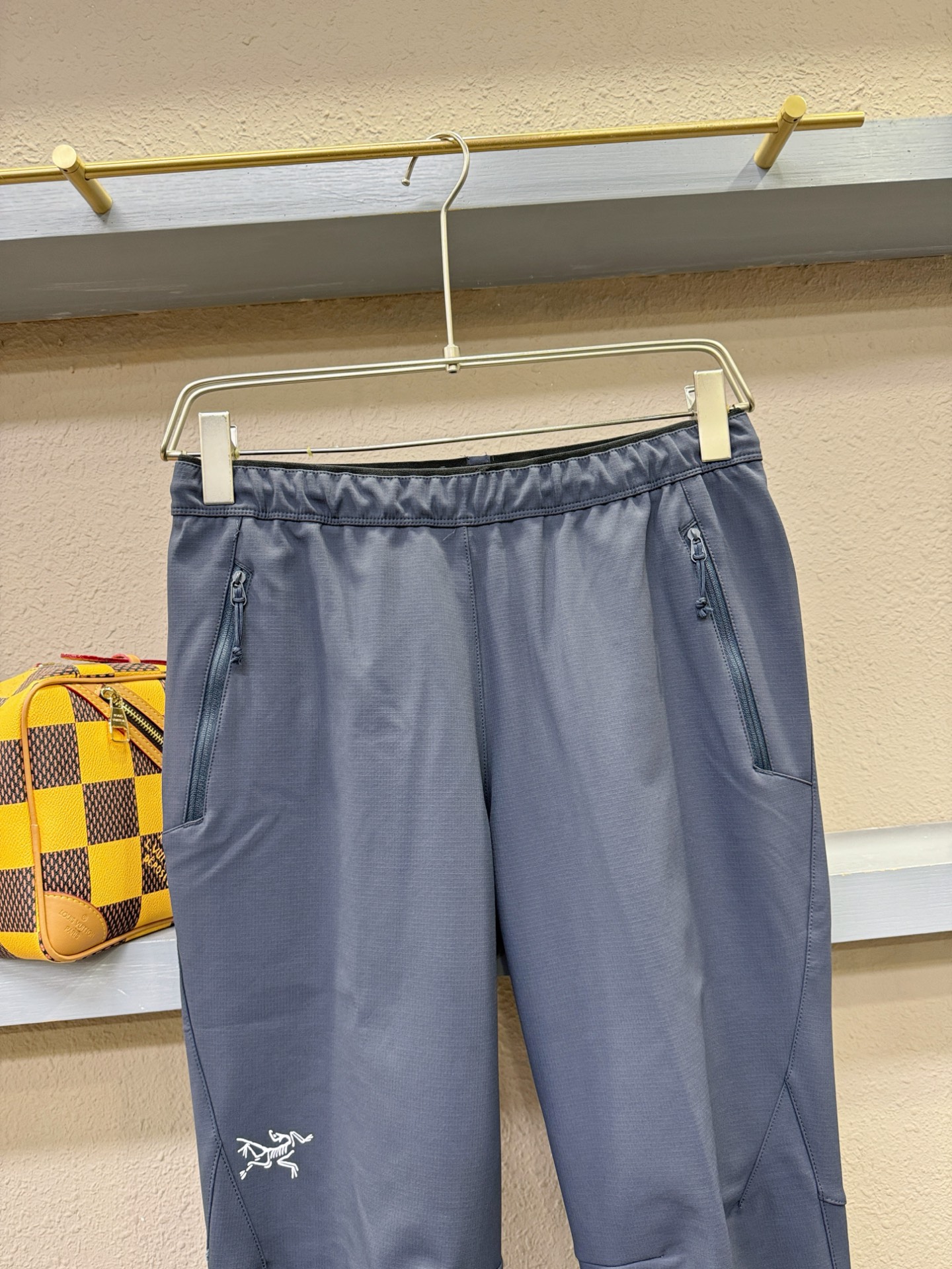 ARC‘TERYX/始祖鸟  2025新品爆款休闲裤，选用欧洲面料，柔软舒适有质感，原版五金配件，非常炫