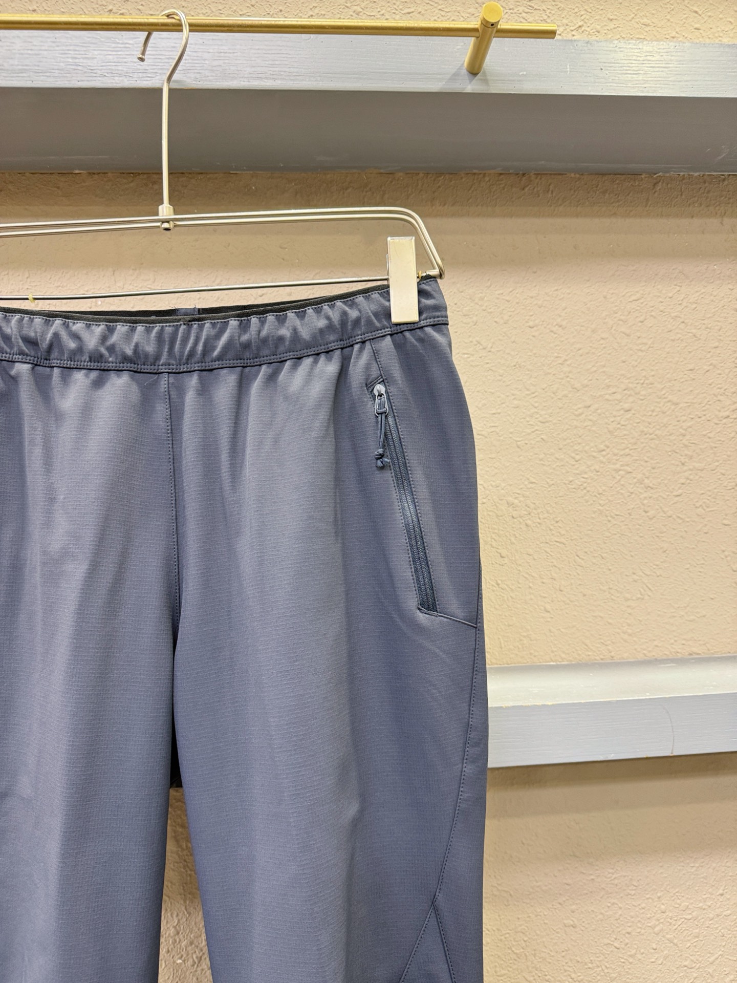 ARC‘TERYX/始祖鸟  2025新品爆款休闲裤，选用欧洲面料，柔软舒适有质感，原版五金配件，非常炫