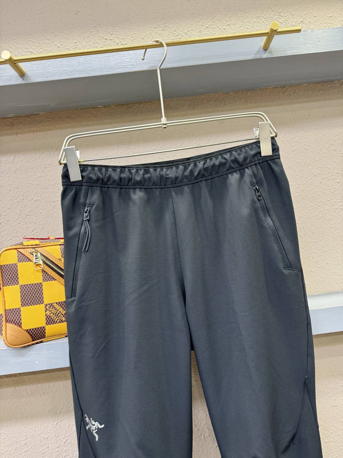 ARC‘TERYX/始祖鸟  2025新品爆款休闲裤，选用欧洲面料，柔软舒适有质感，原版五金配件，非常炫