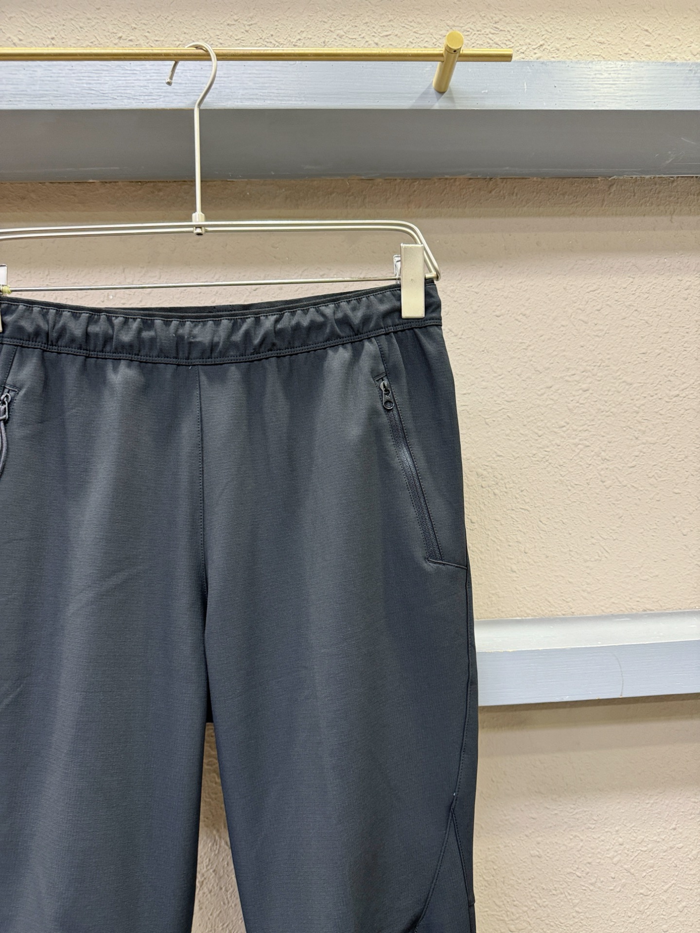 ARC‘TERYX/始祖鸟  2025新品爆款休闲裤，选用欧洲面料，柔软舒适有质感，原版五金配件，非常炫