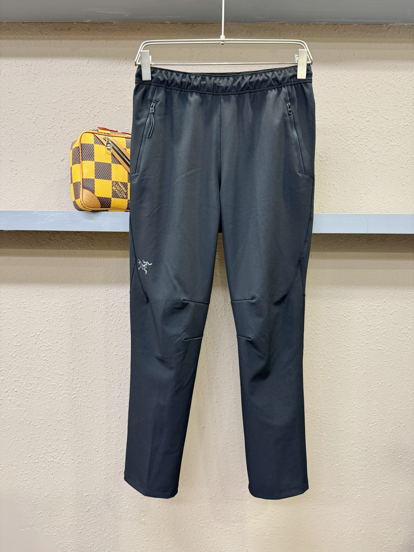 ARC‘TERYX/始祖鸟  2025新品爆款休闲裤，选用欧洲面料，柔软舒适有质感，原版五金配件，非常炫