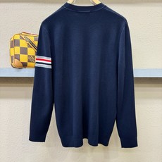 TB 2025秋冬新款毛衣,桑蚕丝+绵羊毛,顶级桑蚕丝绵羊毛面料,手感柔软。 logo图案设计,贸易公司 TB 2025秋冬新款毛衣,桑蚕丝+绵羊毛,顶级桑蚕丝绵羊毛面料,手感柔软。 logo图案设计,贸易公司
