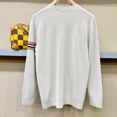TB 2025秋冬新款毛衣,桑蚕丝+绵羊毛,顶级桑蚕丝绵羊毛面料,手感柔软。 logo图案设计,贸易公司 TB 2025秋冬新款毛衣,桑蚕丝+绵羊毛,顶级桑蚕丝绵羊毛面料,手感柔软。 logo图案设计,贸易公司