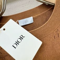 Dior迪奥 2025秋冬新款毛衣,桑蚕丝+绵羊毛,顶级桑蚕丝绵羊毛面料,手感柔软。 logo图案设计, Dior迪奥 2025秋冬新款毛衣,桑蚕丝+绵羊毛,顶级桑蚕丝绵羊毛面料,手感柔软。 logo图案设计,