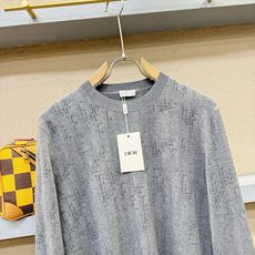 Dior迪奥 2025秋冬新款毛衣,桑蚕丝+绵羊毛,顶级桑蚕丝绵羊毛面料,手感柔软。 logo图案设计, Dior迪奥 2025秋冬新款毛衣,桑蚕丝+绵羊毛,顶级桑蚕丝绵羊毛面料,手感柔软。 logo图案设计,