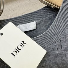 Dior迪奥 2025秋冬新款毛衣,桑蚕丝+绵羊毛,顶级桑蚕丝绵羊毛面料,手感柔软。 logo图案设计, Dior迪奥 2025秋冬新款毛衣,桑蚕丝+绵羊毛,顶级桑蚕丝绵羊毛面料,手感柔软。 logo图案设计,