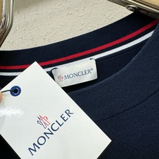 Moncler蒙口 2025秋冬新款毛衣,桑蚕丝+绵羊毛,顶级桑蚕丝绵羊毛面料,手感柔软。 logo图案 Moncler蒙口 2025秋冬新款毛衣,桑蚕丝+绵羊毛,顶级桑蚕丝绵羊毛面料,手感柔软。 logo图案