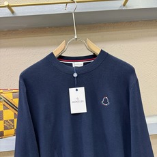 Moncler蒙口 2025秋冬新款毛衣,桑蚕丝+绵羊毛,顶级桑蚕丝绵羊毛面料,手感柔软。 logo图案 Moncler蒙口 2025秋冬新款毛衣,桑蚕丝+绵羊毛,顶级桑蚕丝绵羊毛面料,手感柔软。 logo图案