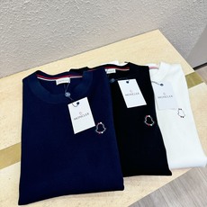 Moncler蒙口 2025秋冬新款毛衣,桑蚕丝+绵羊毛,顶级桑蚕丝绵羊毛面料,手感柔软。 logo图案 Moncler蒙口 2025秋冬新款毛衣,桑蚕丝+绵羊毛,顶级桑蚕丝绵羊毛面料,手感柔软。 logo图案