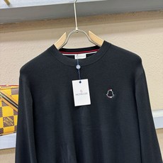 Moncler蒙口 2025秋冬新款毛衣,桑蚕丝+绵羊毛,顶级桑蚕丝绵羊毛面料,手感柔软。 logo图案 Moncler蒙口 2025秋冬新款毛衣,桑蚕丝+绵羊毛,顶级桑蚕丝绵羊毛面料,手感柔软。 logo图案