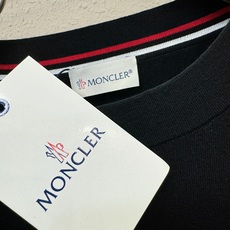 Moncler蒙口 2025秋冬新款毛衣,桑蚕丝+绵羊毛,顶级桑蚕丝绵羊毛面料,手感柔软。 logo图案 Moncler蒙口 2025秋冬新款毛衣,桑蚕丝+绵羊毛,顶级桑蚕丝绵羊毛面料,手感柔软。 logo图案