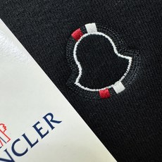Moncler蒙口 2025秋冬新款毛衣,桑蚕丝+绵羊毛,顶级桑蚕丝绵羊毛面料,手感柔软。 logo图案 Moncler蒙口 2025秋冬新款毛衣,桑蚕丝+绵羊毛,顶级桑蚕丝绵羊毛面料,手感柔软。 logo图案