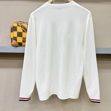 Moncler蒙口 2025秋冬新款毛衣,桑蚕丝+绵羊毛,顶级桑蚕丝绵羊毛面料,手感柔软。 logo图案 Moncler蒙口 2025秋冬新款毛衣,桑蚕丝+绵羊毛,顶级桑蚕丝绵羊毛面料,手感柔软。 logo图案