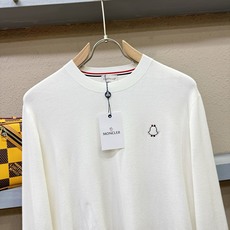 Moncler蒙口 2025秋冬新款毛衣,桑蚕丝+绵羊毛,顶级桑蚕丝绵羊毛面料,手感柔软。 logo图案 Moncler蒙口 2025秋冬新款毛衣,桑蚕丝+绵羊毛,顶级桑蚕丝绵羊毛面料,手感柔软。 logo图案