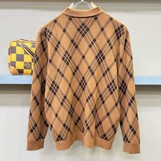 BURBERRY巴宝莉 2025秋冬新款毛衣,桑蚕丝+绵羊毛,顶级桑蚕丝绵羊毛面料,手感柔软。 logo BURBERRY巴宝莉 2025秋冬新款毛衣,桑蚕丝+绵羊毛,顶级桑蚕丝绵羊毛面料,手感柔软。 logo