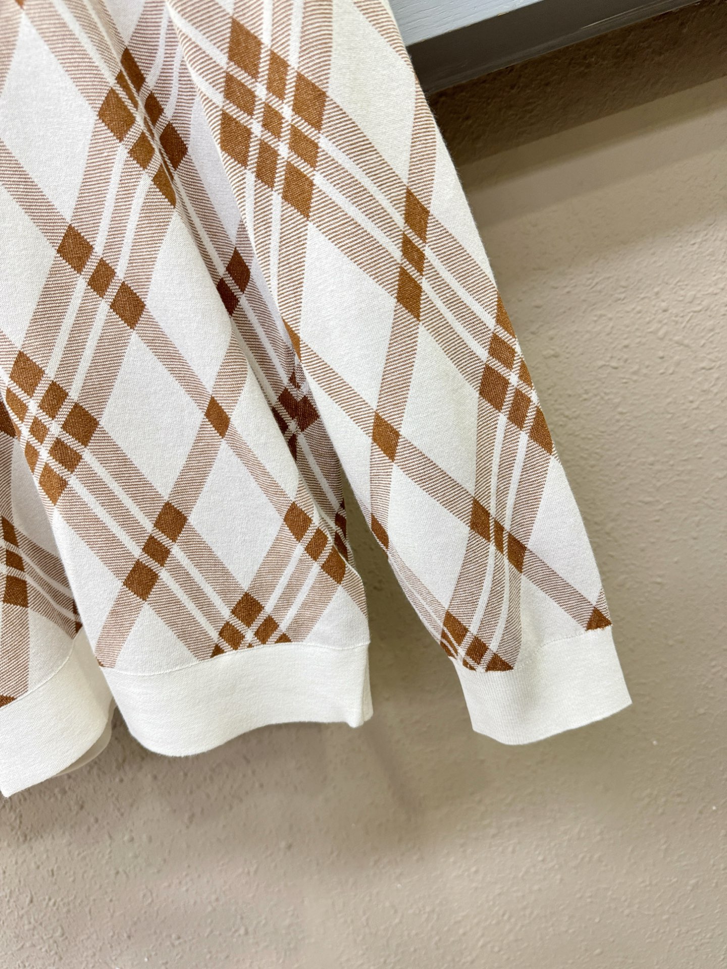BURBERRY巴宝莉 2025秋冬新款毛衣，桑蚕丝+绵羊毛，顶级桑蚕丝绵羊毛面料，手感柔软。 logo