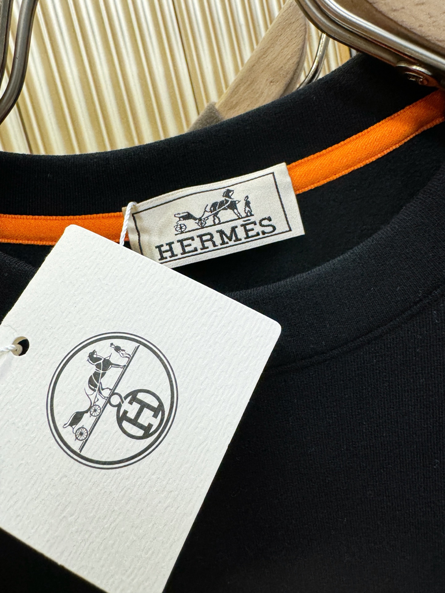 Hermès爱马仕 2025ss秋冬新品 长袖T恤，经典Logo设计，百搭款 官网同步发售 定制面料，柔