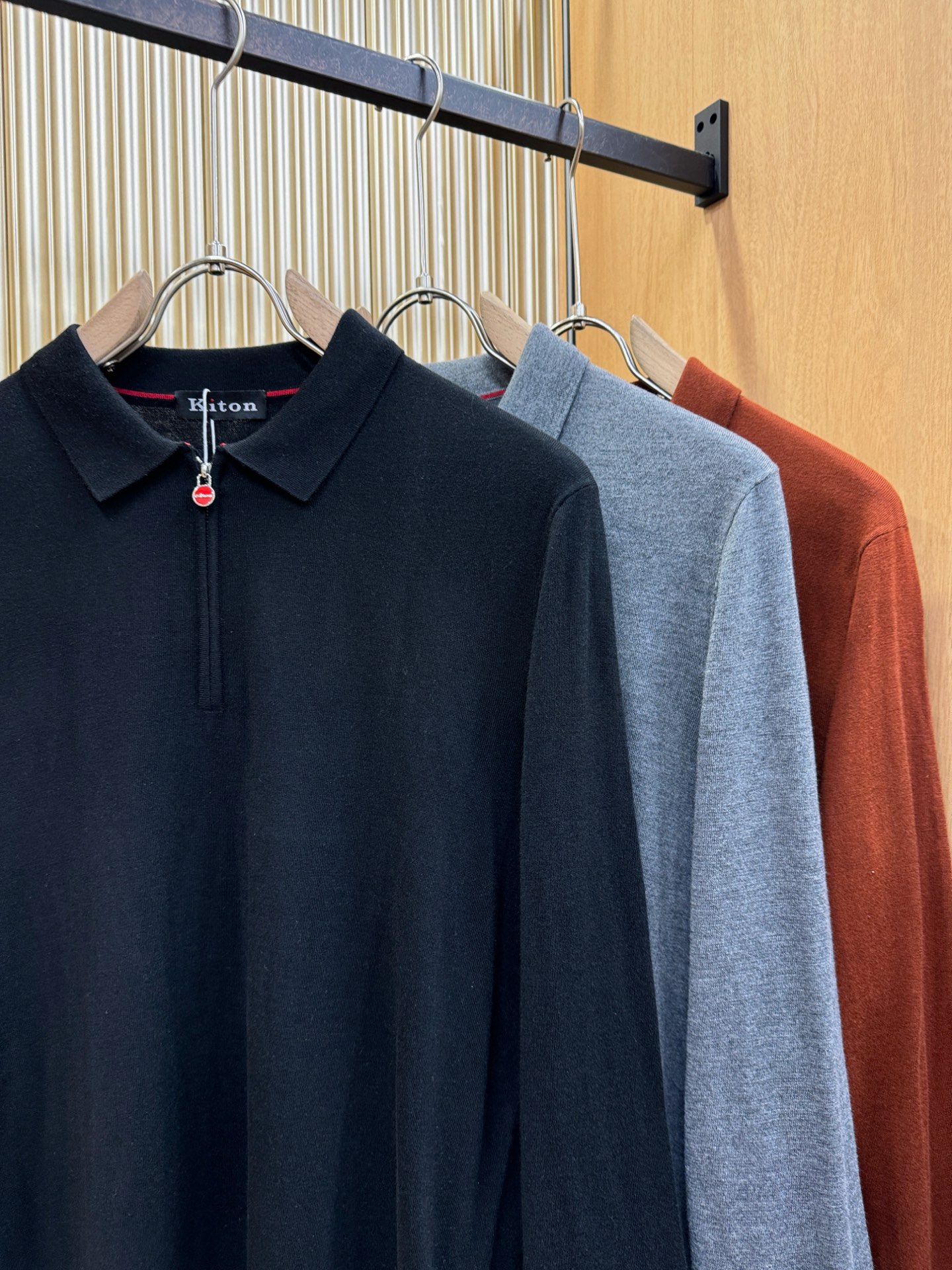 Kiton 2025秋冬新款毛衣，桑蚕丝+绵羊毛，顶级桑蚕丝绵羊毛面料，手感柔软。 logo图案设计，贸