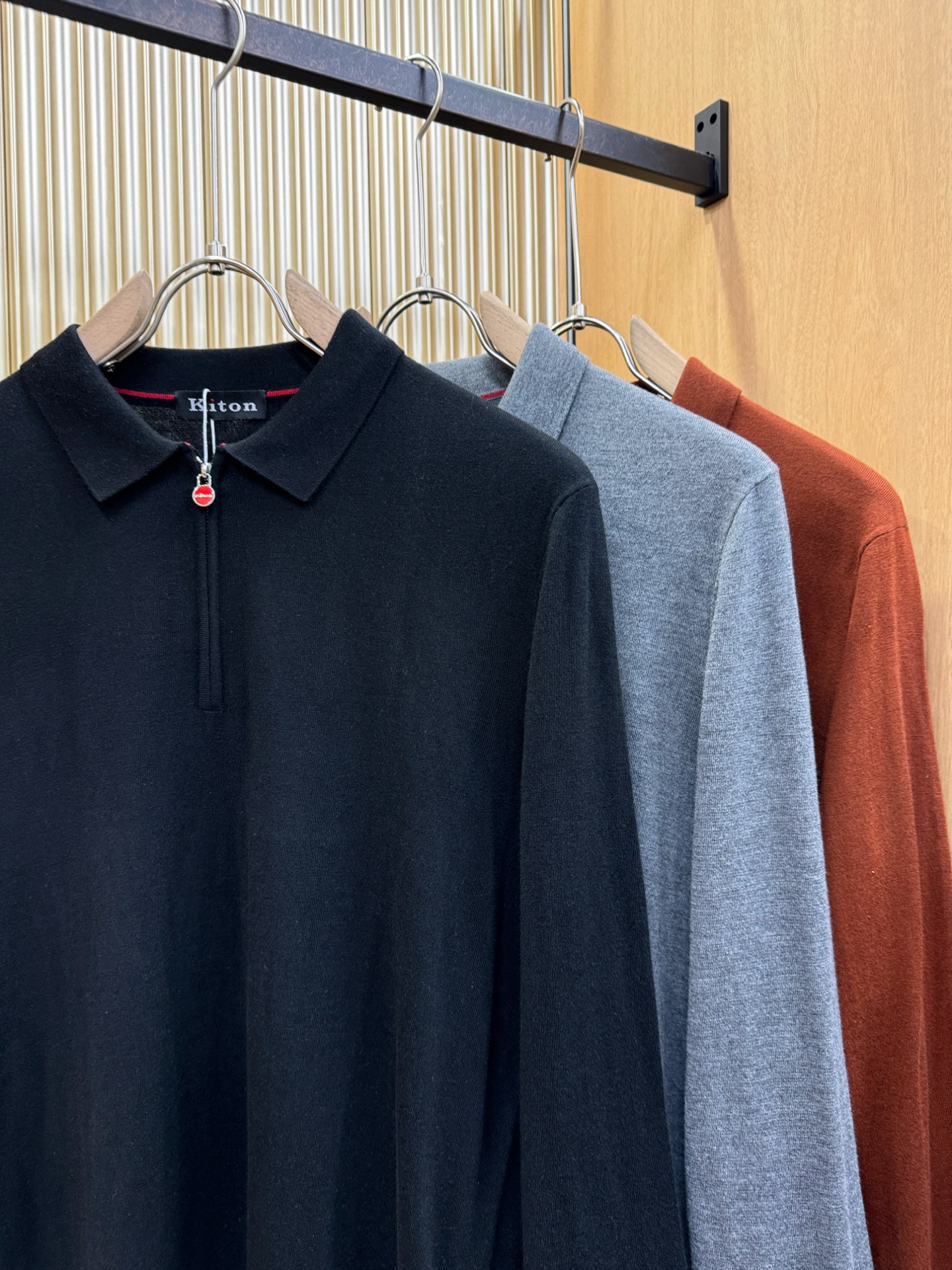 Kiton 2025秋冬新款毛衣，桑蚕丝+绵羊毛，顶级桑蚕丝绵羊毛面料，手感柔软。 logo图案设计，贸