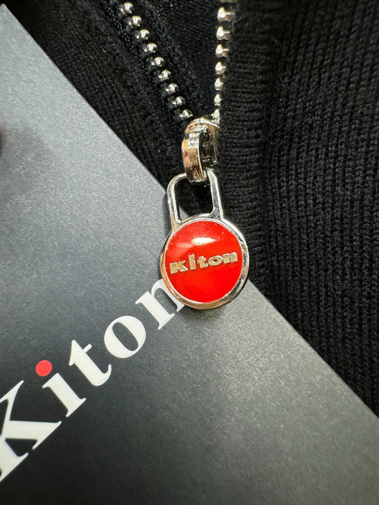Kiton 2025秋冬新款毛衣，桑蚕丝+绵羊毛，顶级桑蚕丝绵羊毛面料，手感柔软。 logo图案设计，贸