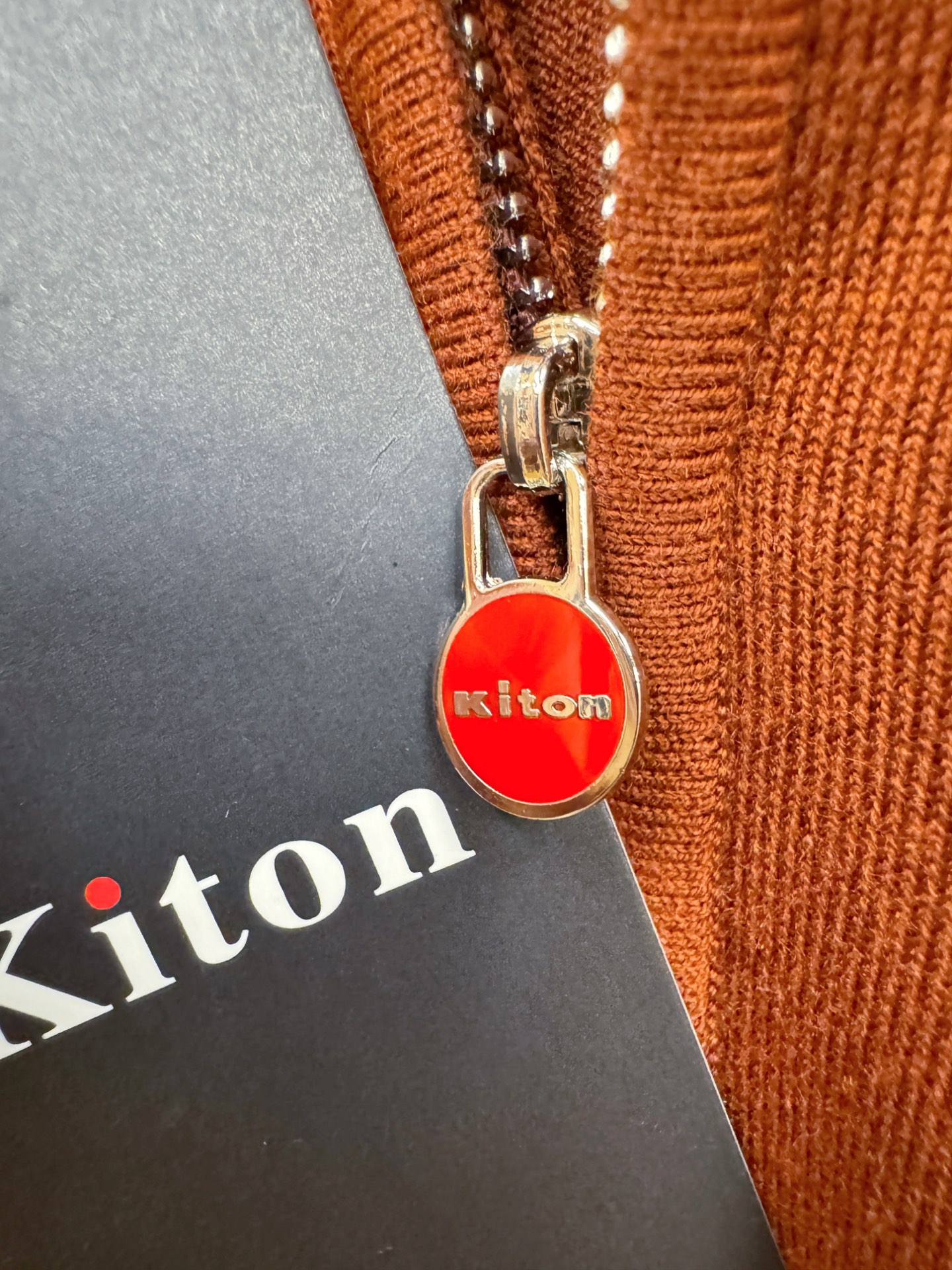 Kiton 2025秋冬新款毛衣，桑蚕丝+绵羊毛，顶级桑蚕丝绵羊毛面料，手感柔软。 logo图案设计，贸