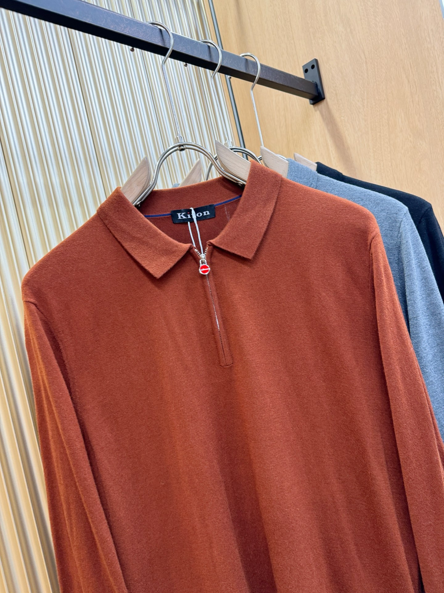 Kiton 2025秋冬新款毛衣，桑蚕丝+绵羊毛，顶级桑蚕丝绵羊毛面料，手感柔软。 logo图案设计，贸