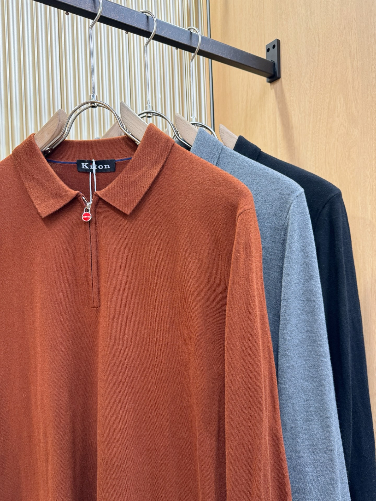 Kiton 2025秋冬新款毛衣，桑蚕丝+绵羊毛，顶级桑蚕丝绵羊毛面料，手感柔软。 logo图案设计，贸