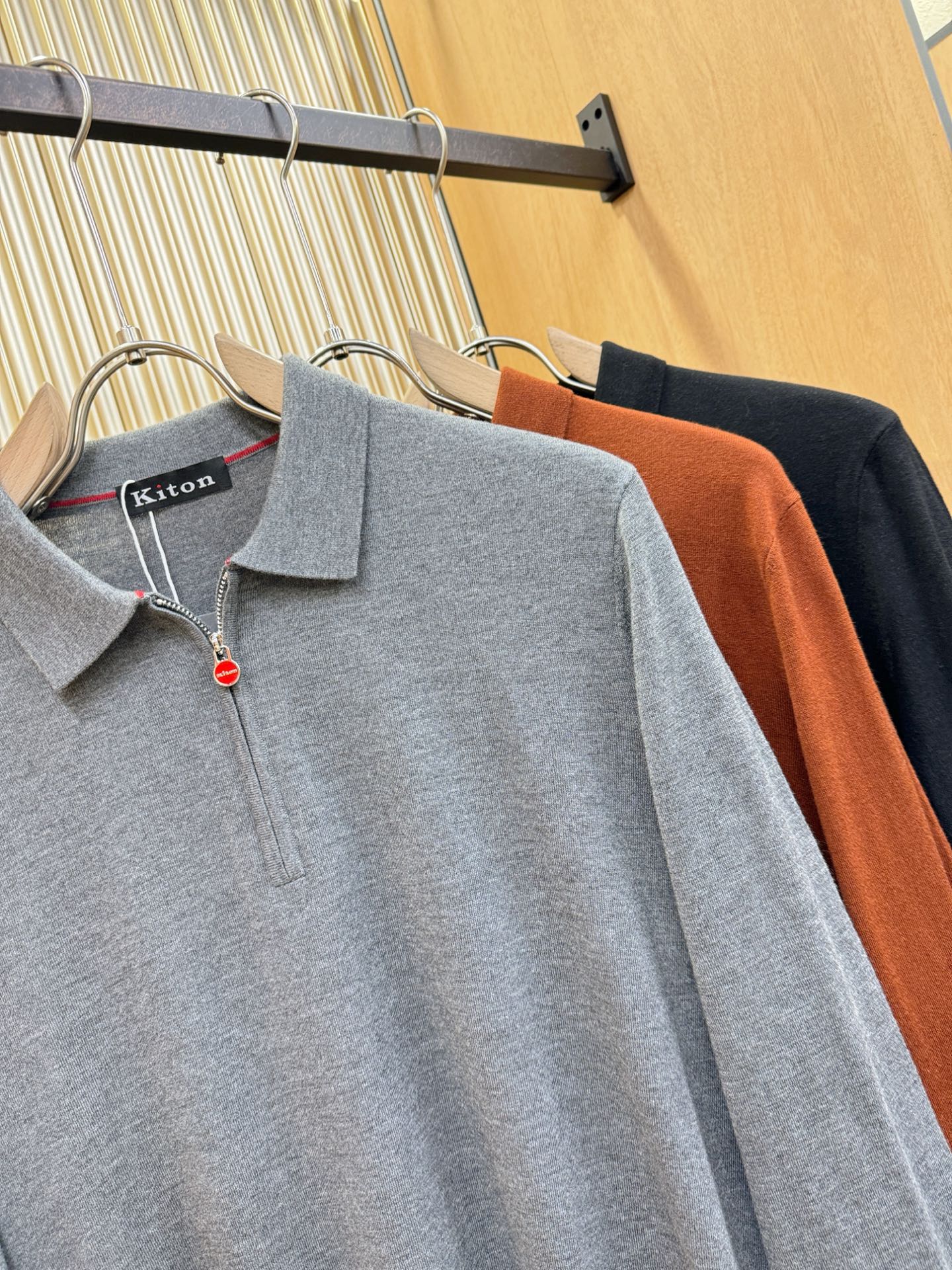Kiton 2025秋冬新款毛衣，桑蚕丝+绵羊毛，顶级桑蚕丝绵羊毛面料，手感柔软。 logo图案设计，贸