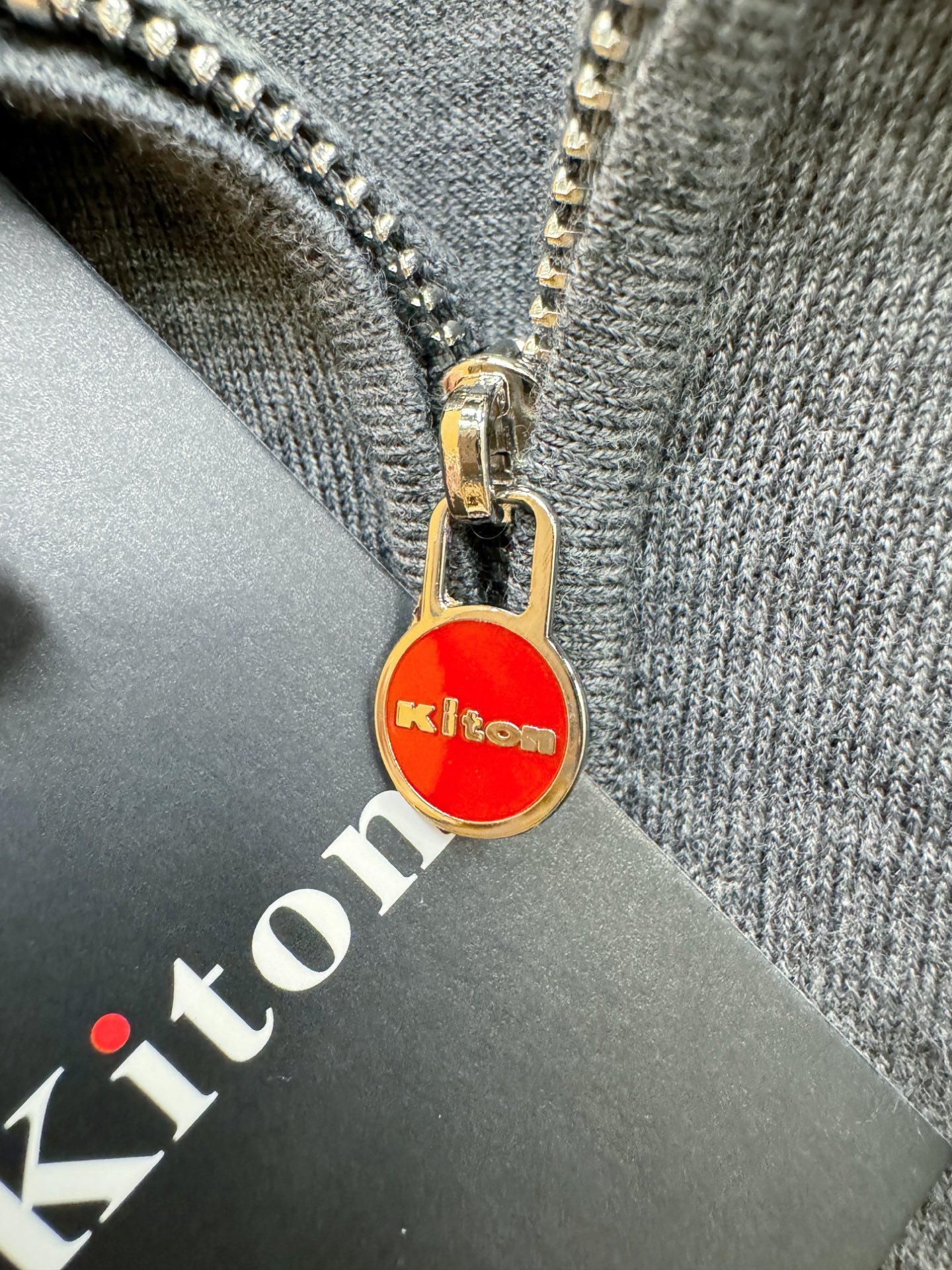 Kiton 2025秋冬新款毛衣，桑蚕丝+绵羊毛，顶级桑蚕丝绵羊毛面料，手感柔软。 logo图案设计，贸