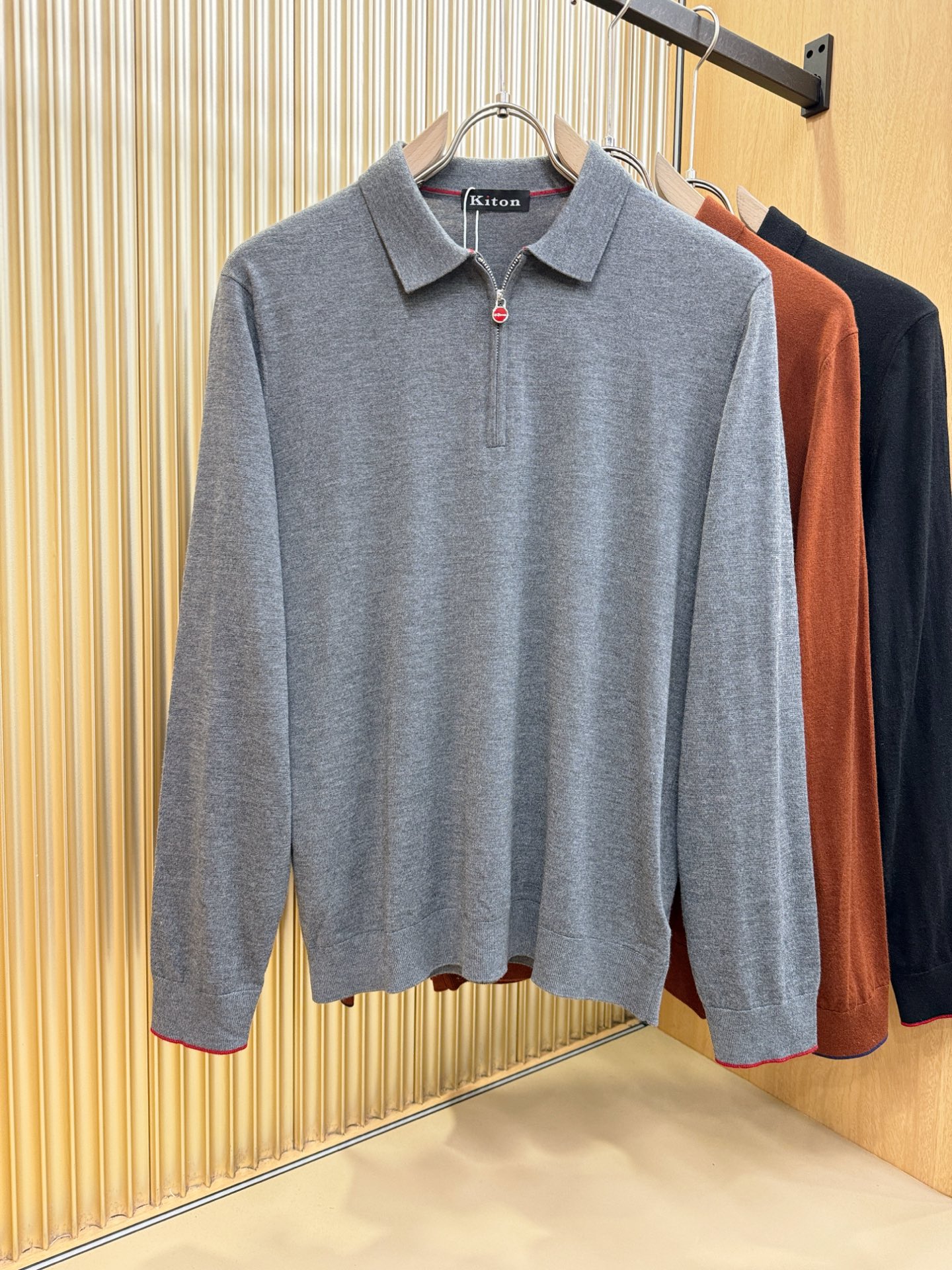 Kiton 2025秋冬新款毛衣，桑蚕丝+绵羊毛，顶级桑蚕丝绵羊毛面料，手感柔软。 logo图案设计，贸