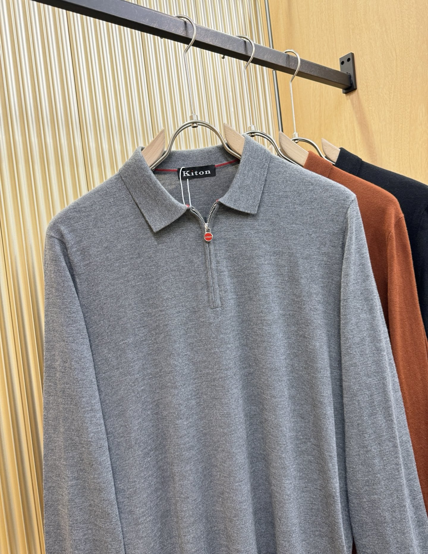 Kiton 2025秋冬新款毛衣，桑蚕丝+绵羊毛，顶级桑蚕丝绵羊毛面料，手感柔软。 logo图案设计，贸