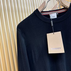 BURBERRY巴宝莉 2025秋冬新款毛衣,桑蚕丝+绵羊毛,顶级桑蚕丝绵羊毛面料,手感柔软。 logo BURBERRY巴宝莉 2025秋冬新款毛衣,桑蚕丝+绵羊毛,顶级桑蚕丝绵羊毛面料,手感柔软。 logo
