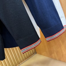 BURBERRY巴宝莉 2025秋冬新款毛衣,桑蚕丝+绵羊毛,顶级桑蚕丝绵羊毛面料,手感柔软。 logo BURBERRY巴宝莉 2025秋冬新款毛衣,桑蚕丝+绵羊毛,顶级桑蚕丝绵羊毛面料,手感柔软。 logo