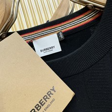 BURBERRY巴宝莉 2025秋冬新款毛衣,桑蚕丝+绵羊毛,顶级桑蚕丝绵羊毛面料,手感柔软。 logo BURBERRY巴宝莉 2025秋冬新款毛衣,桑蚕丝+绵羊毛,顶级桑蚕丝绵羊毛面料,手感柔软。 logo