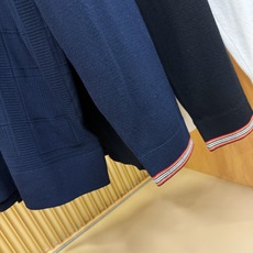 BURBERRY巴宝莉 2025秋冬新款毛衣,桑蚕丝+绵羊毛,顶级桑蚕丝绵羊毛面料,手感柔软。 logo BURBERRY巴宝莉 2025秋冬新款毛衣,桑蚕丝+绵羊毛,顶级桑蚕丝绵羊毛面料,手感柔软。 logo