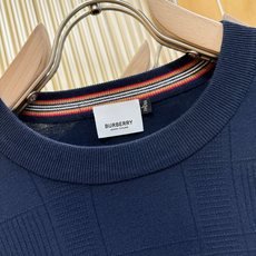 BURBERRY巴宝莉 2025秋冬新款毛衣,桑蚕丝+绵羊毛,顶级桑蚕丝绵羊毛面料,手感柔软。 logo BURBERRY巴宝莉 2025秋冬新款毛衣,桑蚕丝+绵羊毛,顶级桑蚕丝绵羊毛面料,手感柔软。 logo