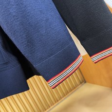 BURBERRY巴宝莉 2025秋冬新款毛衣,桑蚕丝+绵羊毛,顶级桑蚕丝绵羊毛面料,手感柔软。 logo BURBERRY巴宝莉 2025秋冬新款毛衣,桑蚕丝+绵羊毛,顶级桑蚕丝绵羊毛面料,手感柔软。 logo
