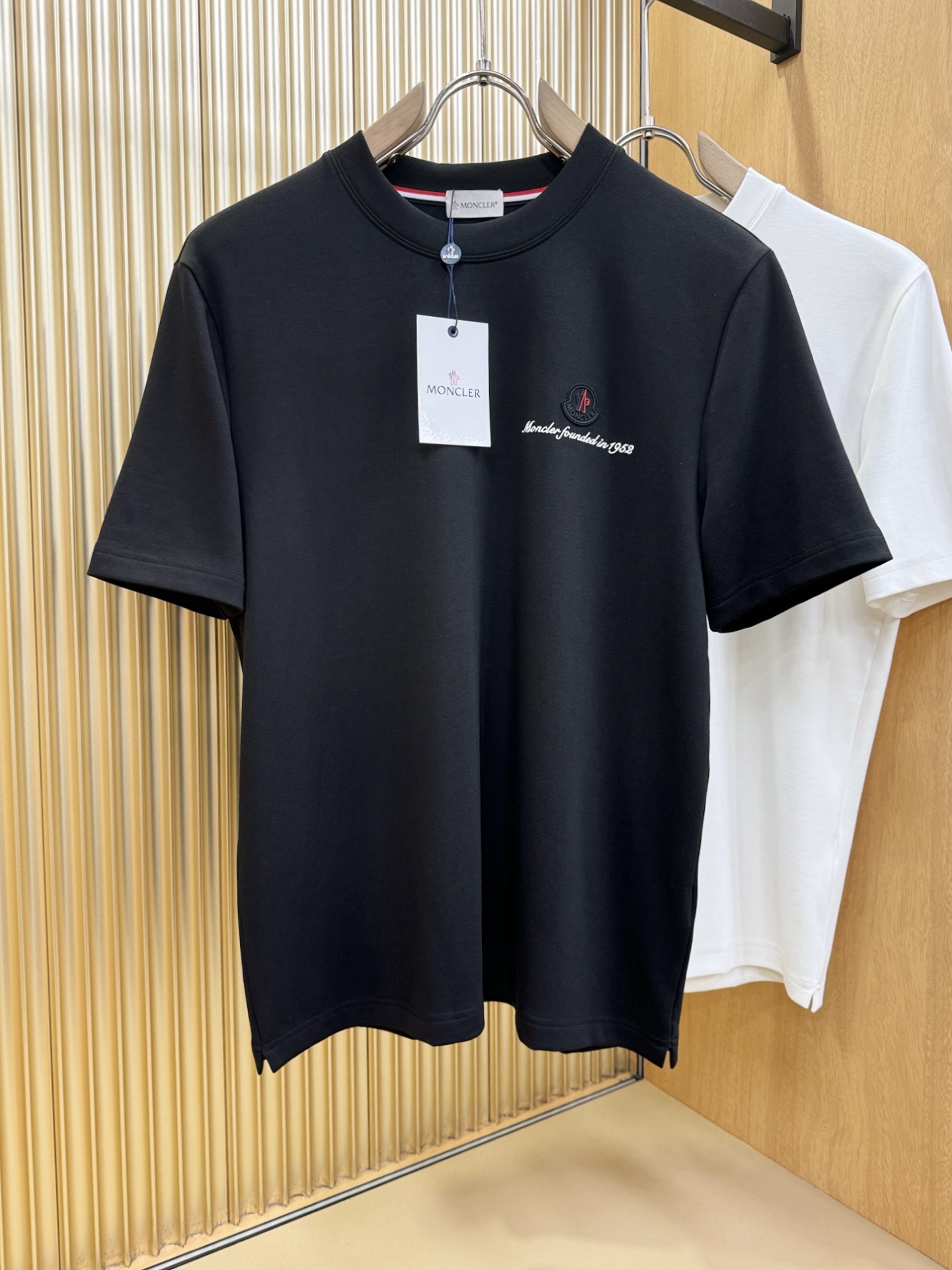 Moncler蒙口 顶级品质 2025秋冬新品短袖！原版定制面料，手感柔软。顶级进口私货，时尚设计潮流羊