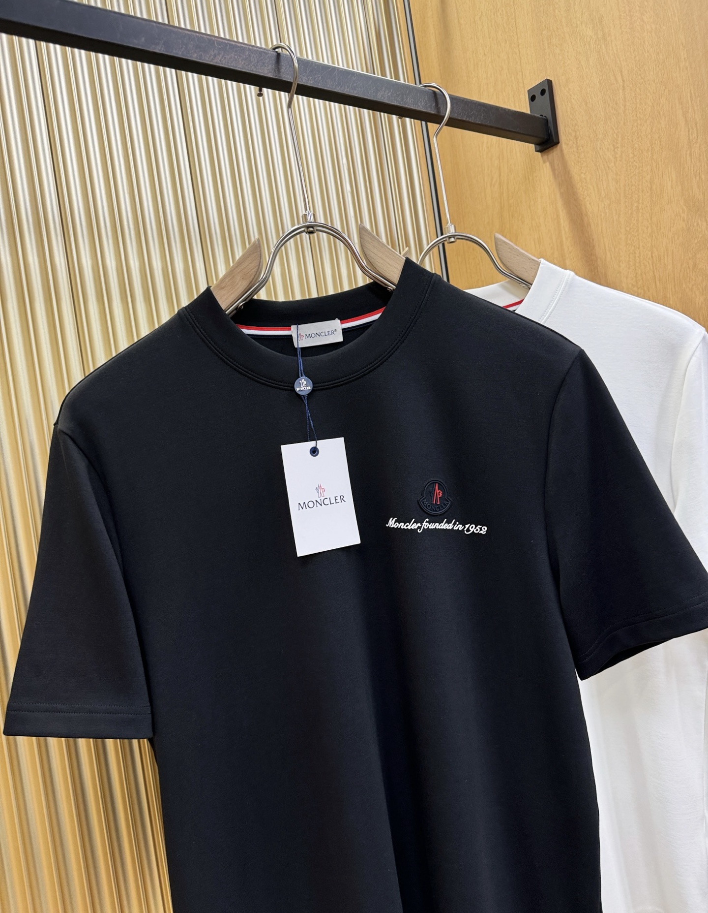 Moncler蒙口 顶级品质 2025秋冬新品短袖！原版定制面料，手感柔软。顶级进口私货，时尚设计潮流羊